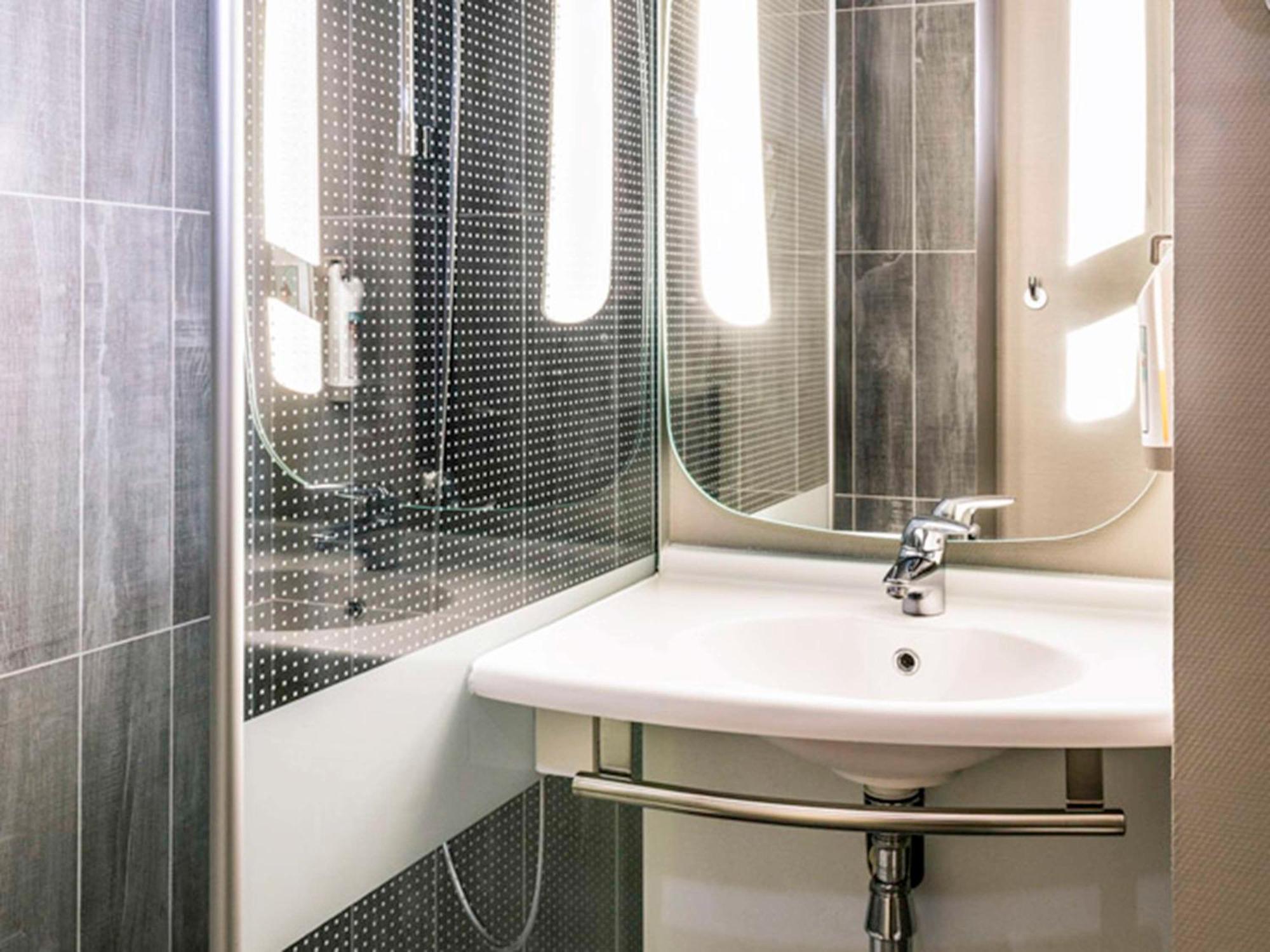 Hotel Ibis Paris Le Bourget La Courneuve Esterno foto