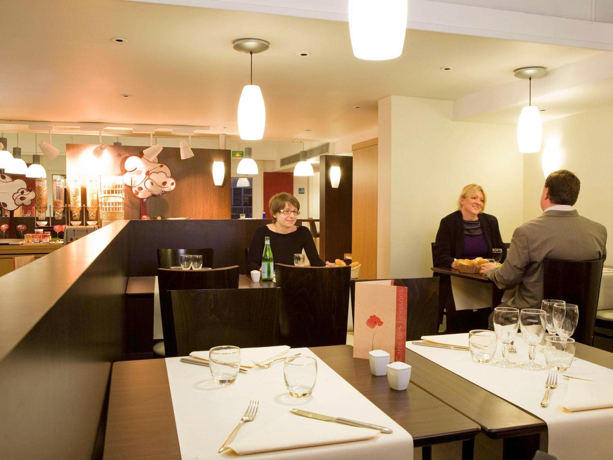 Hotel Ibis Paris Le Bourget La Courneuve Esterno foto