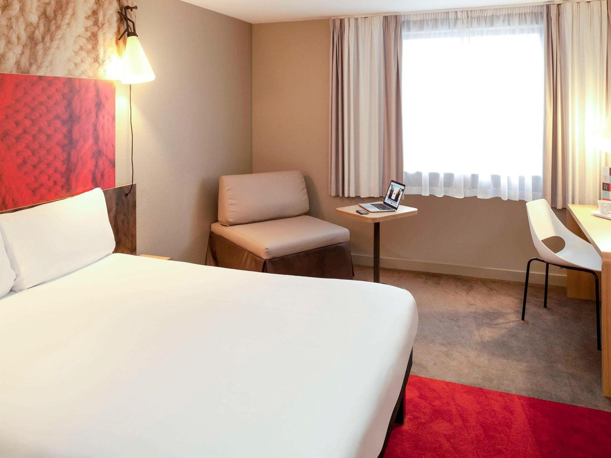 Hotel Ibis Paris Le Bourget La Courneuve Esterno foto