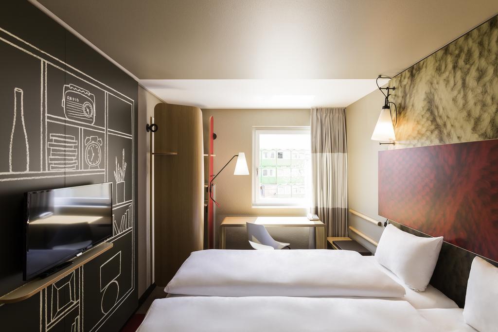 Hotel Ibis Paris Le Bourget La Courneuve Esterno foto