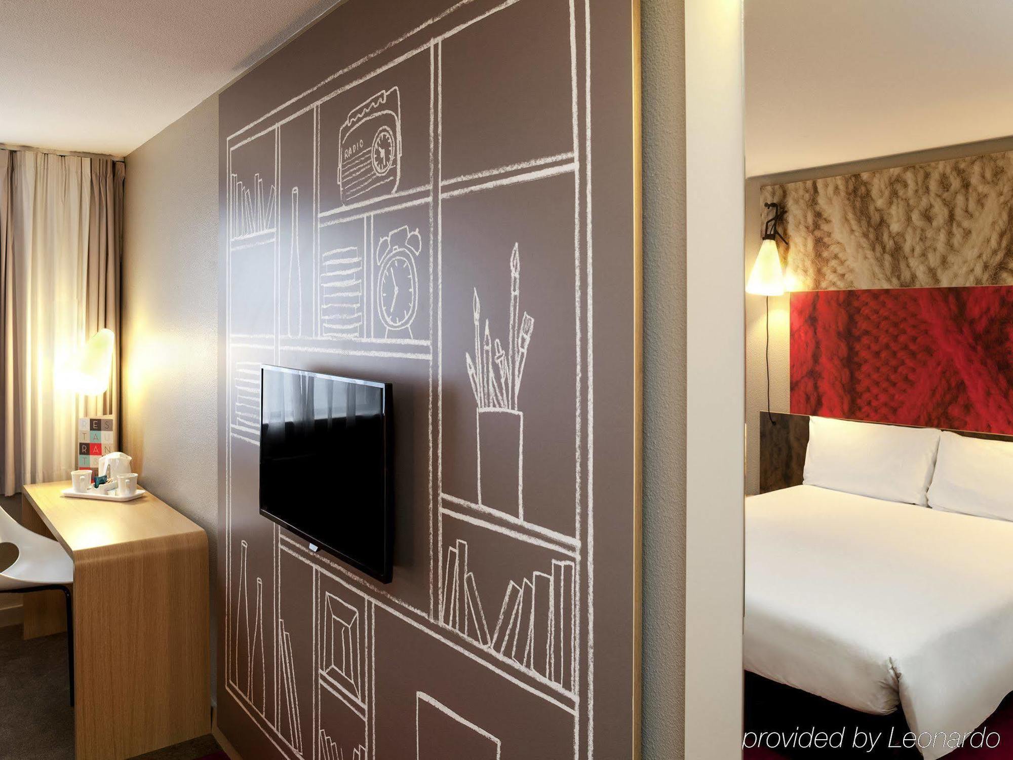 Hotel Ibis Paris Le Bourget La Courneuve Esterno foto