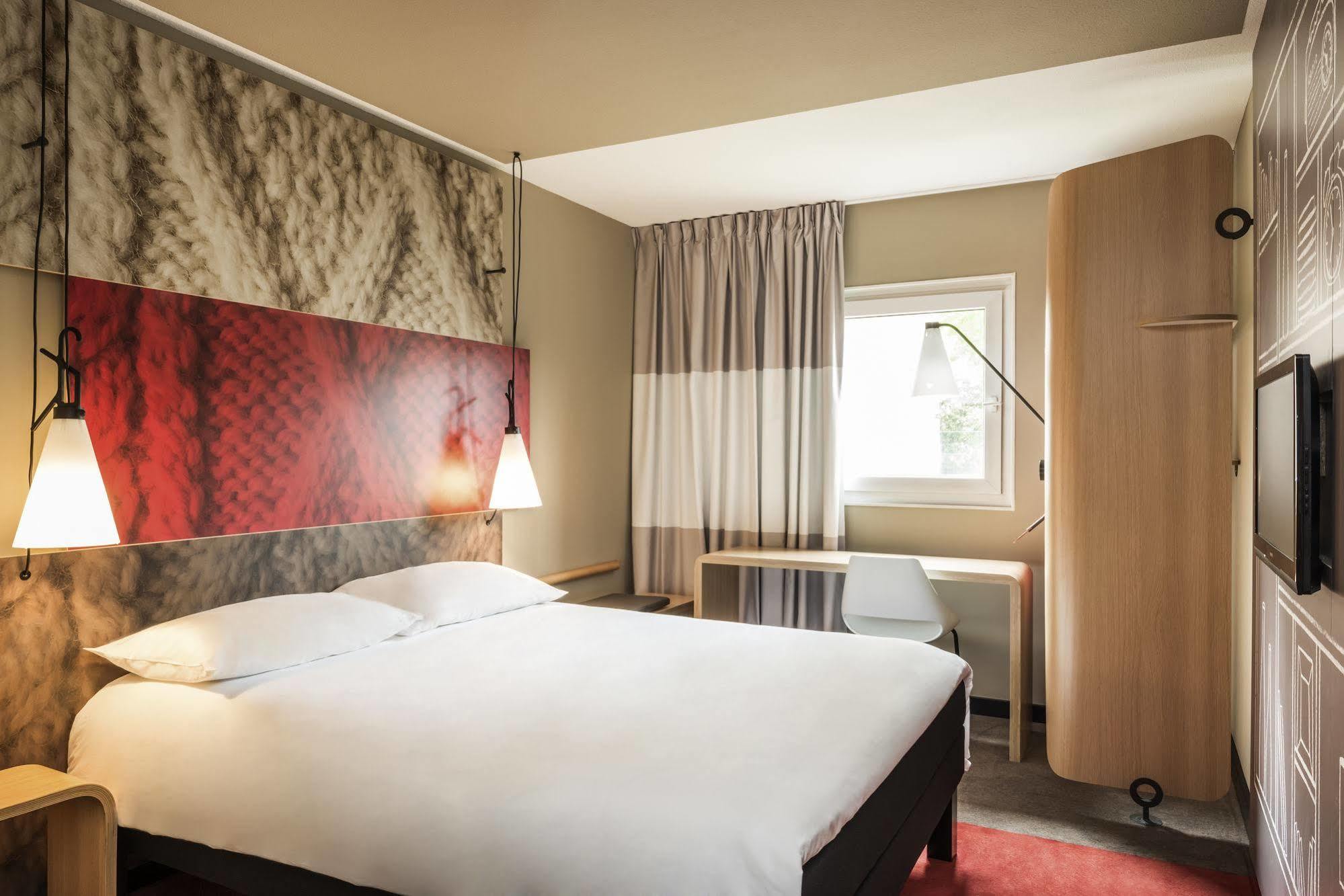 Hotel Ibis Paris Le Bourget La Courneuve Esterno foto
